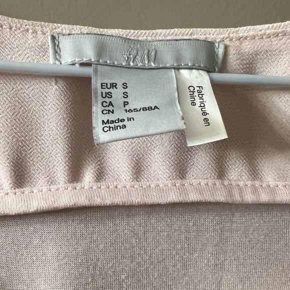 H&M cream-pinkish top with black floral details in size Small. Never worn out. - Picture 3 of 5